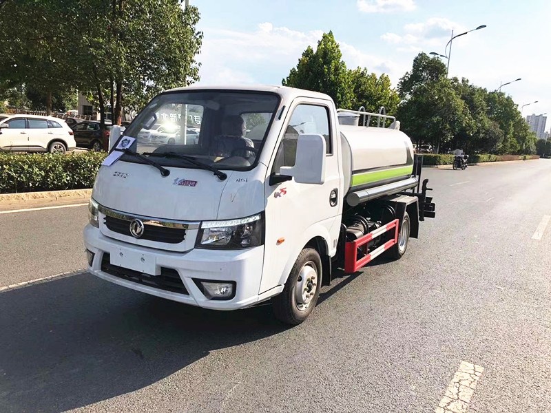 东风途逸洒水车